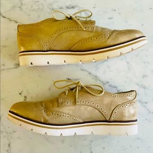 White Mountain Praise metallic soft gold laced Oxford loafers size 8